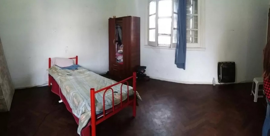 GERLI, AVELLANEDA. VENTA DE CASA PARA DOS FAMILIAS, DE 2 Y 3 AMBIENTES. A REFACCIONAR.