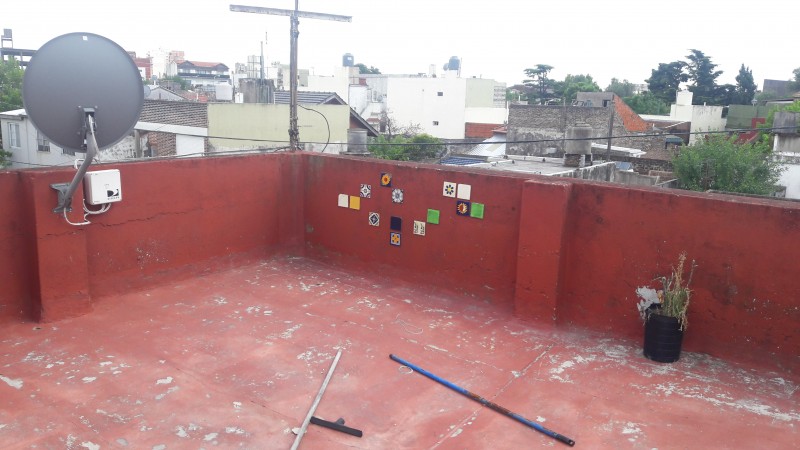 GERLI, AVELLANEDA. VENTA DE CASA PARA DOS FAMILIAS, DE 2 Y 3 AMBIENTES. A REFACCIONAR.