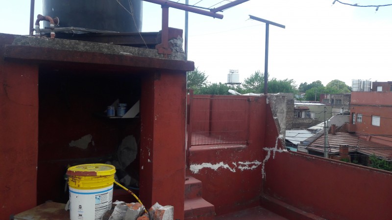 GERLI, AVELLANEDA. VENTA DE CASA PARA DOS FAMILIAS, DE 2 Y 3 AMBIENTES. A REFACCIONAR.