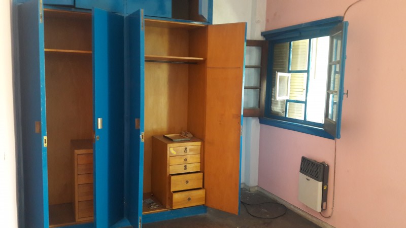 GERLI, AVELLANEDA. VENTA DE CASA PARA DOS FAMILIAS, DE 2 Y 3 AMBIENTES. A REFACCIONAR.