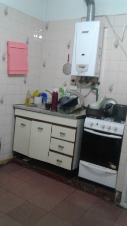 GERLI, AVELLANEDA. VENTA DE CASA PARA DOS FAMILIAS, DE 2 Y 3 AMBIENTES. A REFACCIONAR.