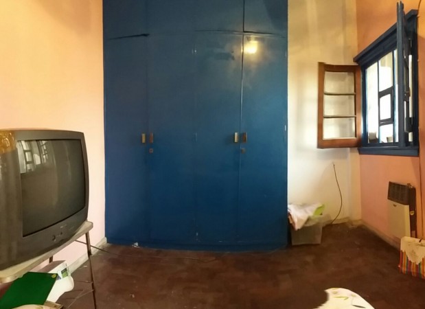 GERLI, AVELLANEDA. VENTA DE CASA PARA DOS FAMILIAS, DE 2 Y 3 AMBIENTES. A REFACCIONAR.