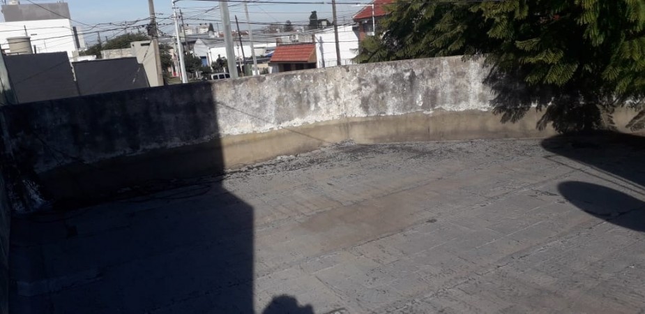 CASA DE  TRES AMBIENTES CON PATIO Y TERRAZA