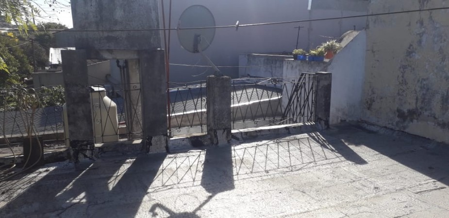 CASA DE  TRES AMBIENTES CON PATIO Y TERRAZA