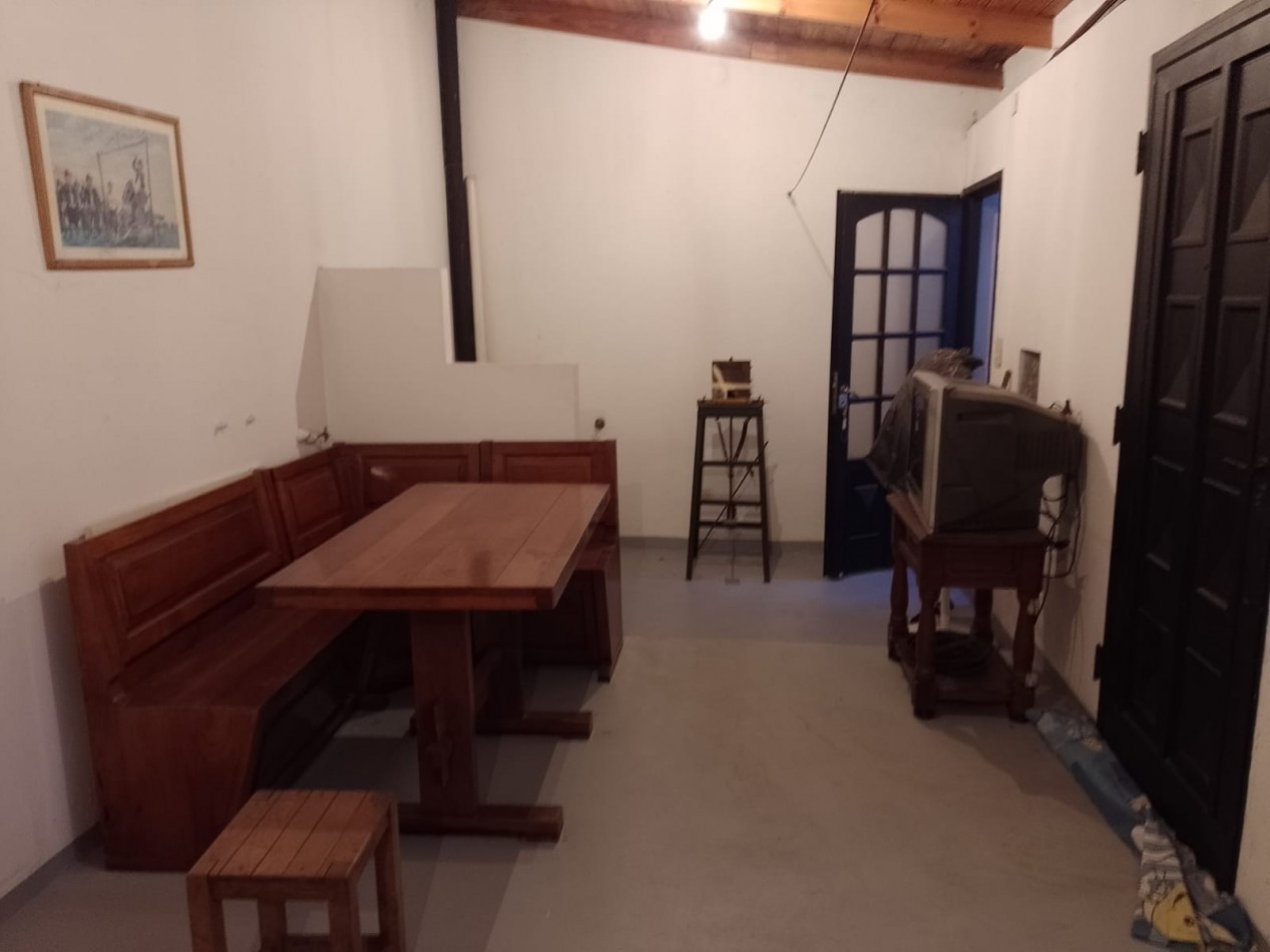 CASA DE 4 AMBIENTES EN VENTA EN AVELLANEDA. CON GARAGE, QUINCHO Y TERRAZA.