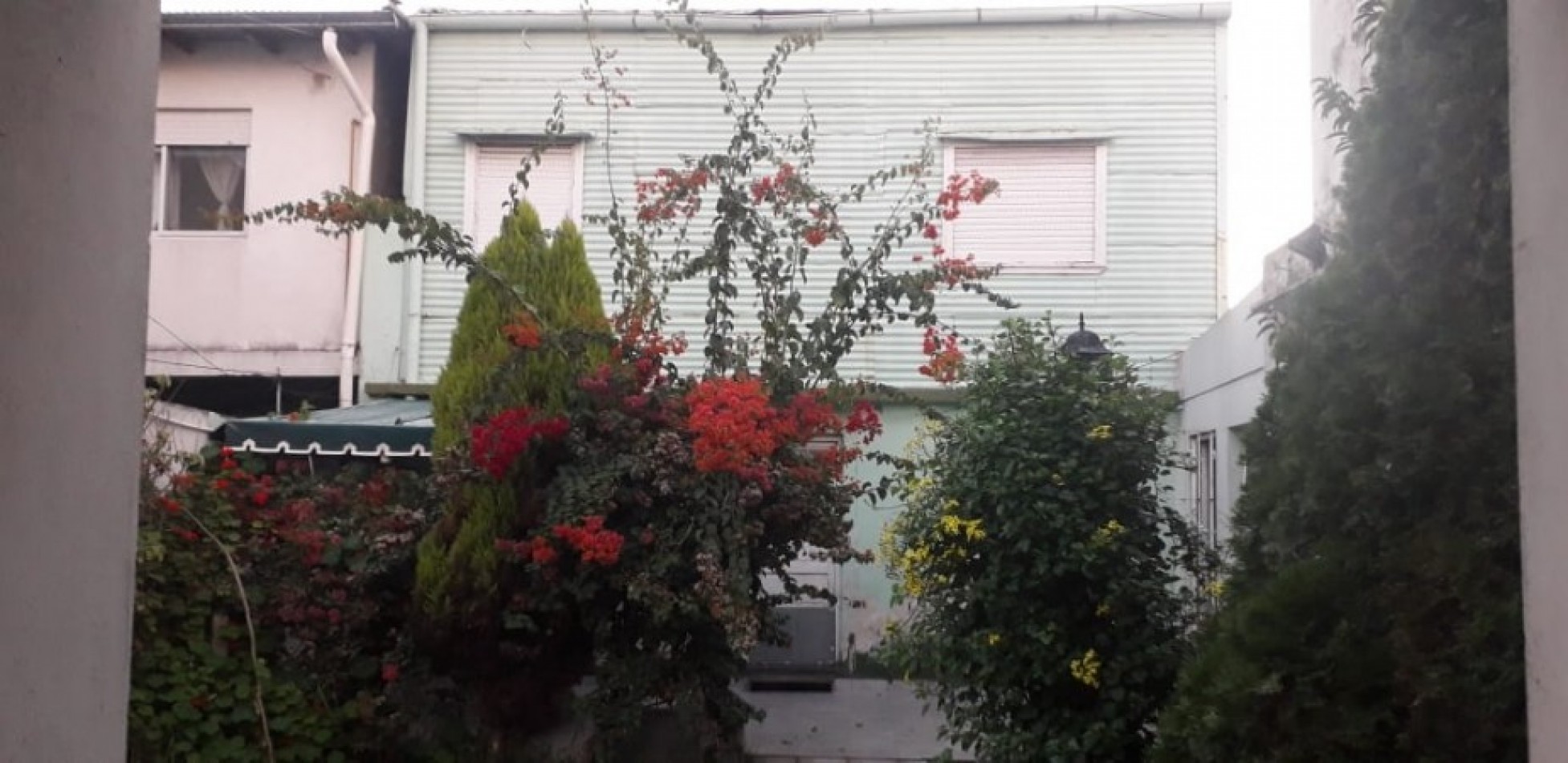 CASA DE CONSTRUCCION MIXTA EN DOS PLANTAS. 3 AMBIENTES. GARAJE, JARDIN Y PATIO.