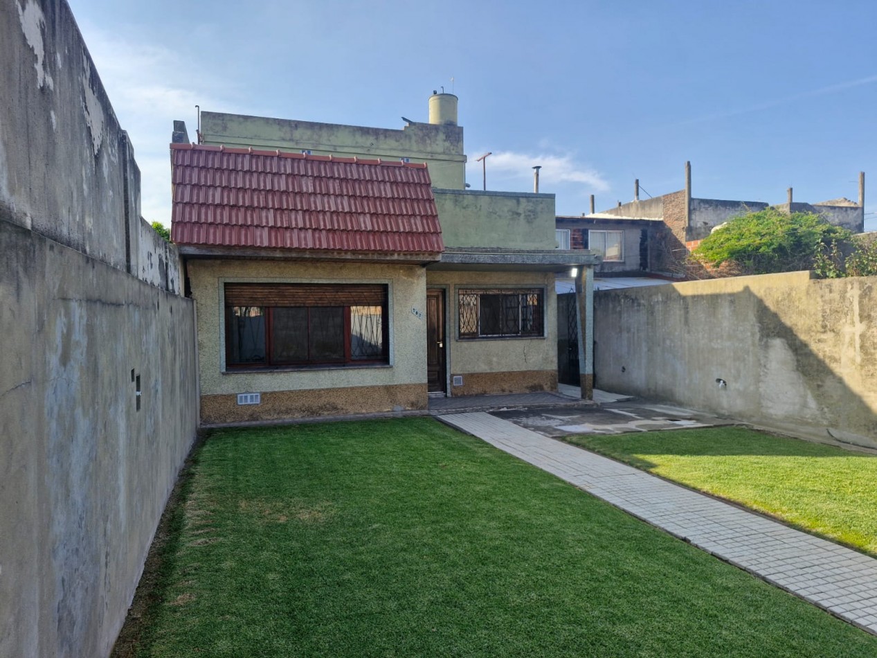 CASA EN VENTA DE 5 AMBIENTES CON JARDIN, AMPLIO FONDO LIBRE Y DEPENDENCIA EN PLANTA ALTA - APTA CREDITO