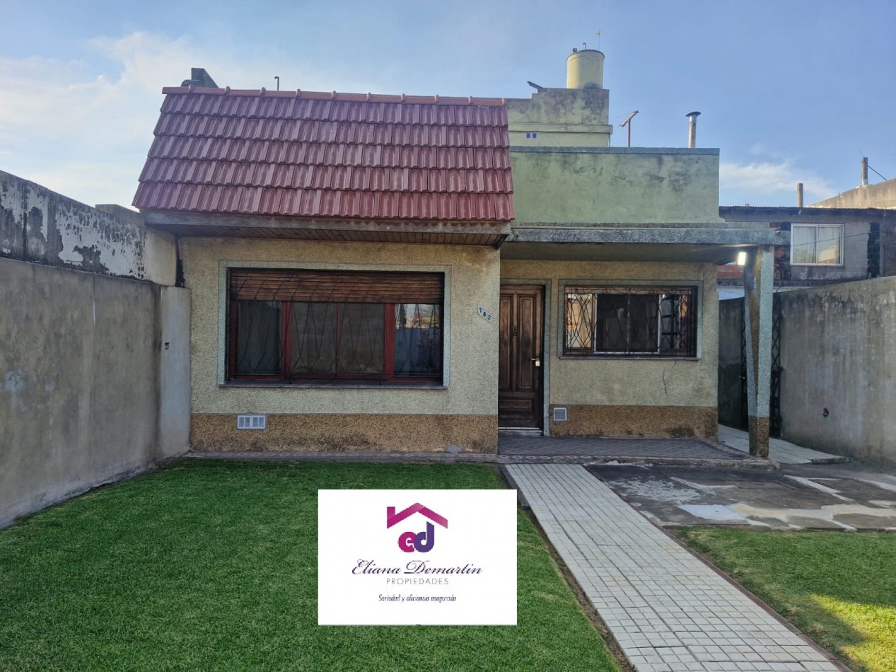 CASA EN VENTA DE 5 AMBIENTES CON JARDIN, AMPLIO FONDO LIBRE Y DEPENDENCIA EN PLANTA ALTA - APTA CREDITO