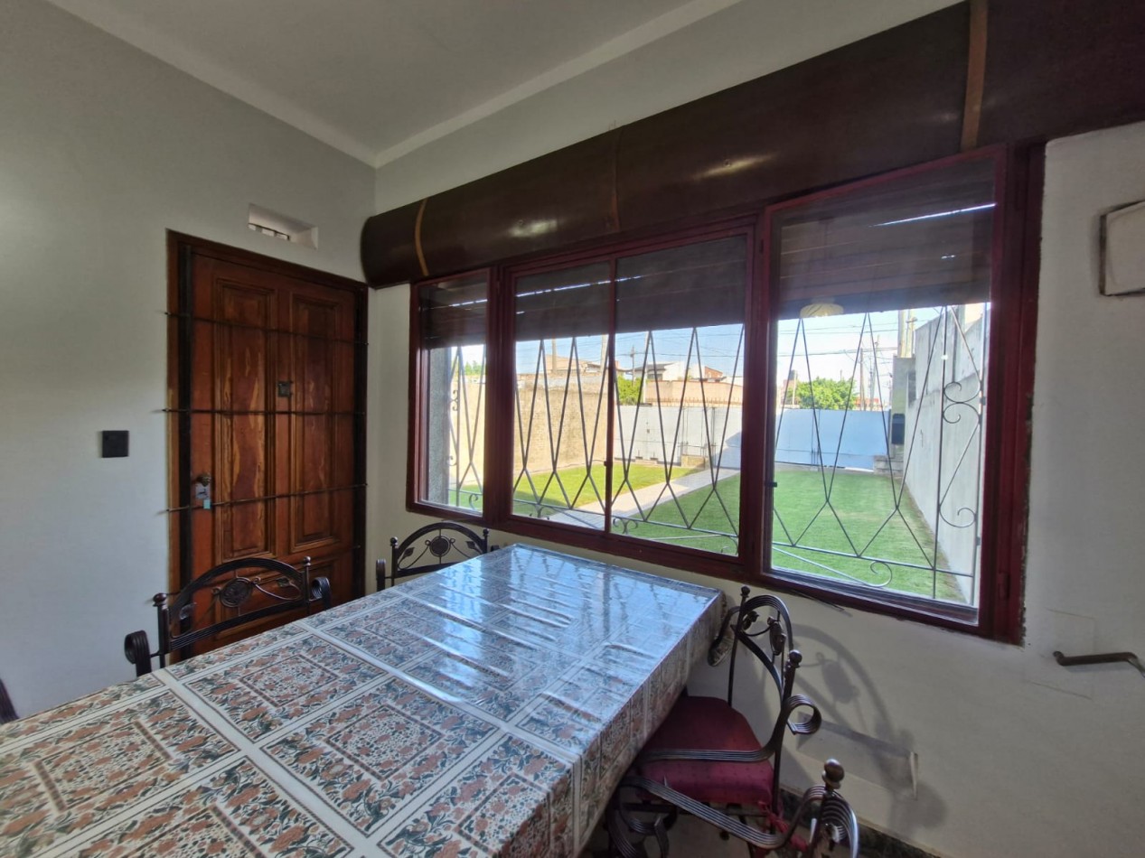 CASA EN VENTA DE 5 AMBIENTES CON JARDIN, AMPLIO FONDO LIBRE Y DEPENDENCIA EN PLANTA ALTA - APTA CREDITO