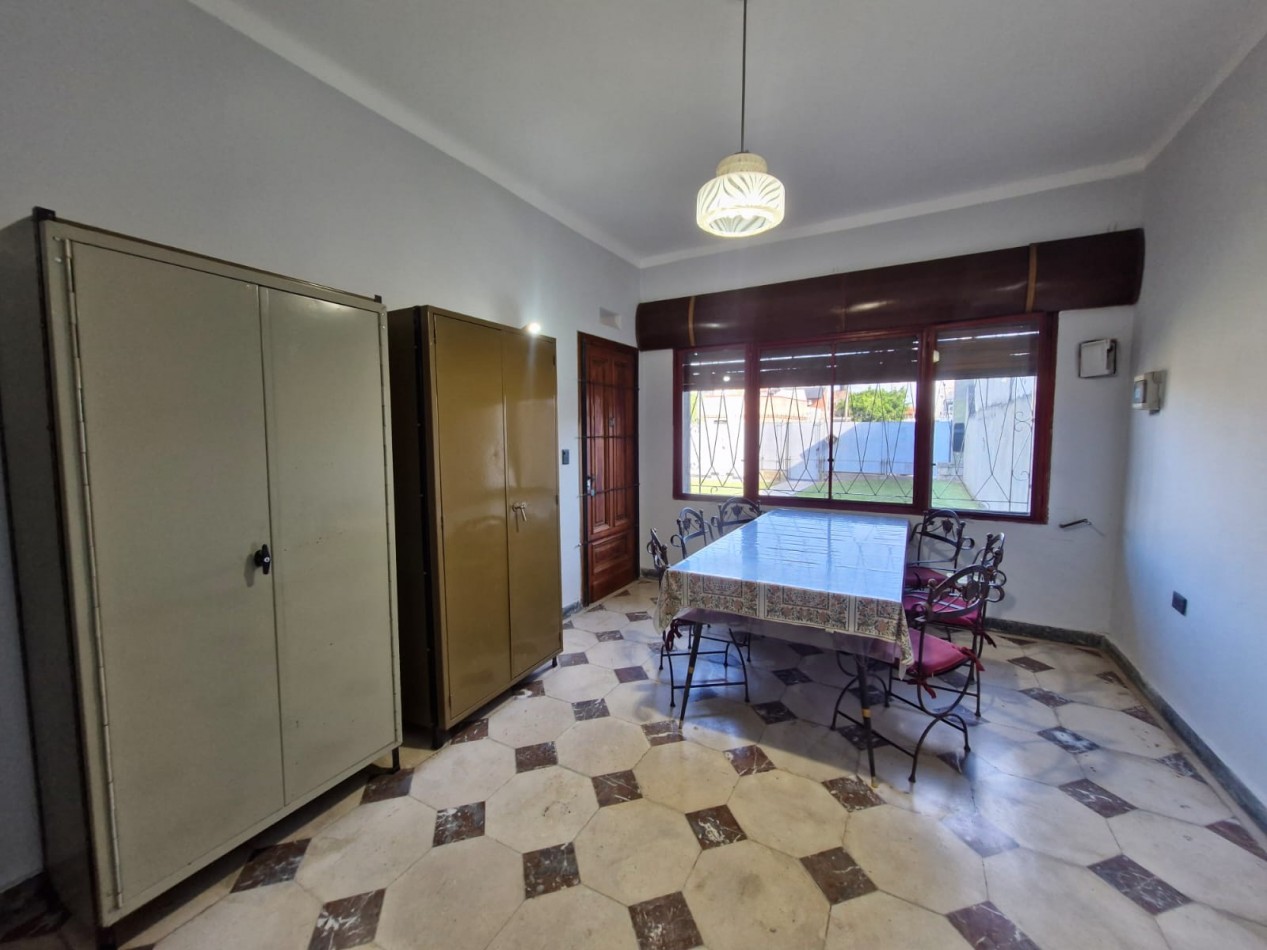 CASA EN VENTA DE 5 AMBIENTES CON JARDIN, AMPLIO FONDO LIBRE Y DEPENDENCIA EN PLANTA ALTA - APTA CREDITO