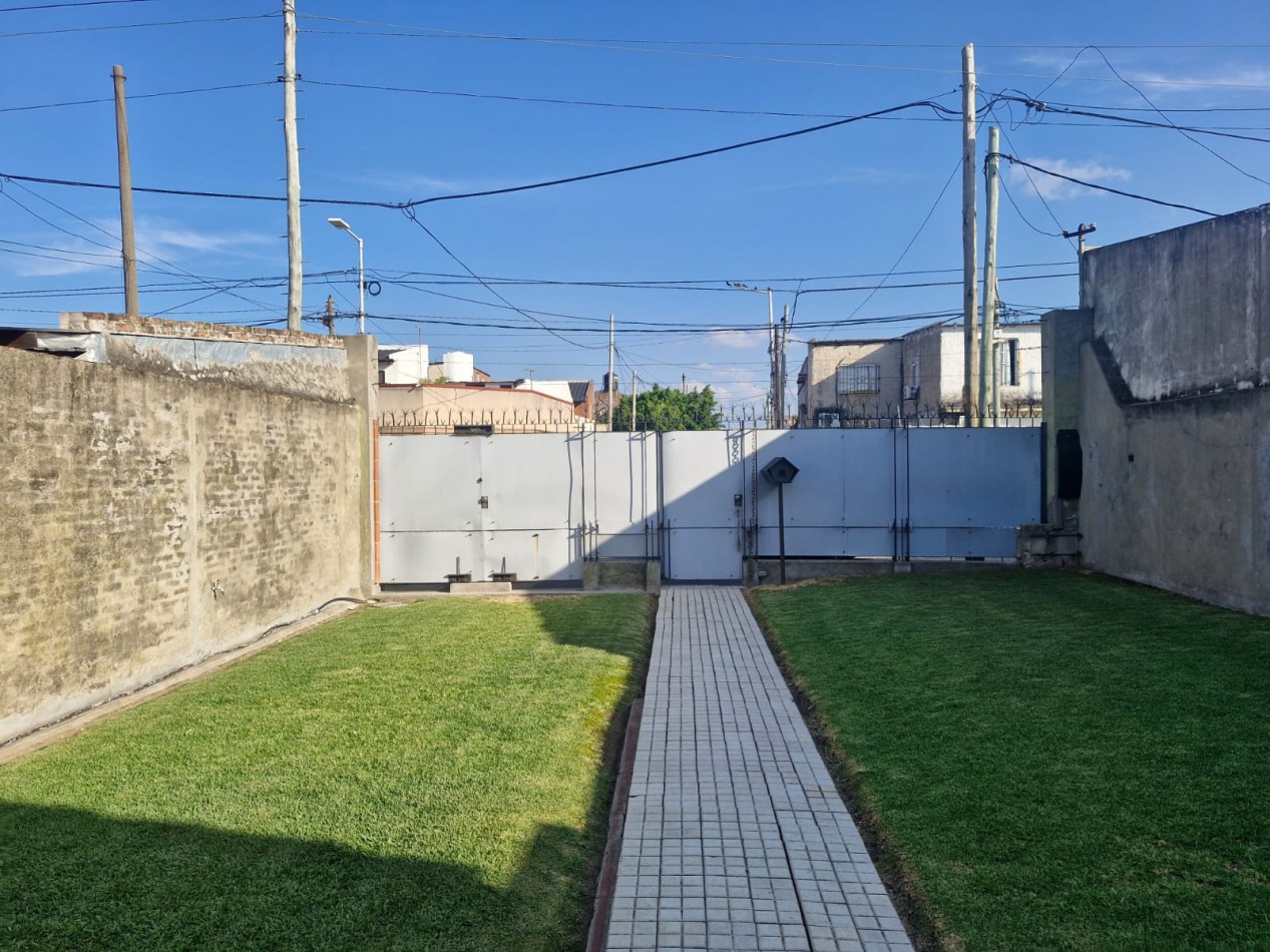 CASA EN VENTA DE 5 AMBIENTES CON JARDIN, AMPLIO FONDO LIBRE Y DEPENDENCIA EN PLANTA ALTA - APTA CREDITO