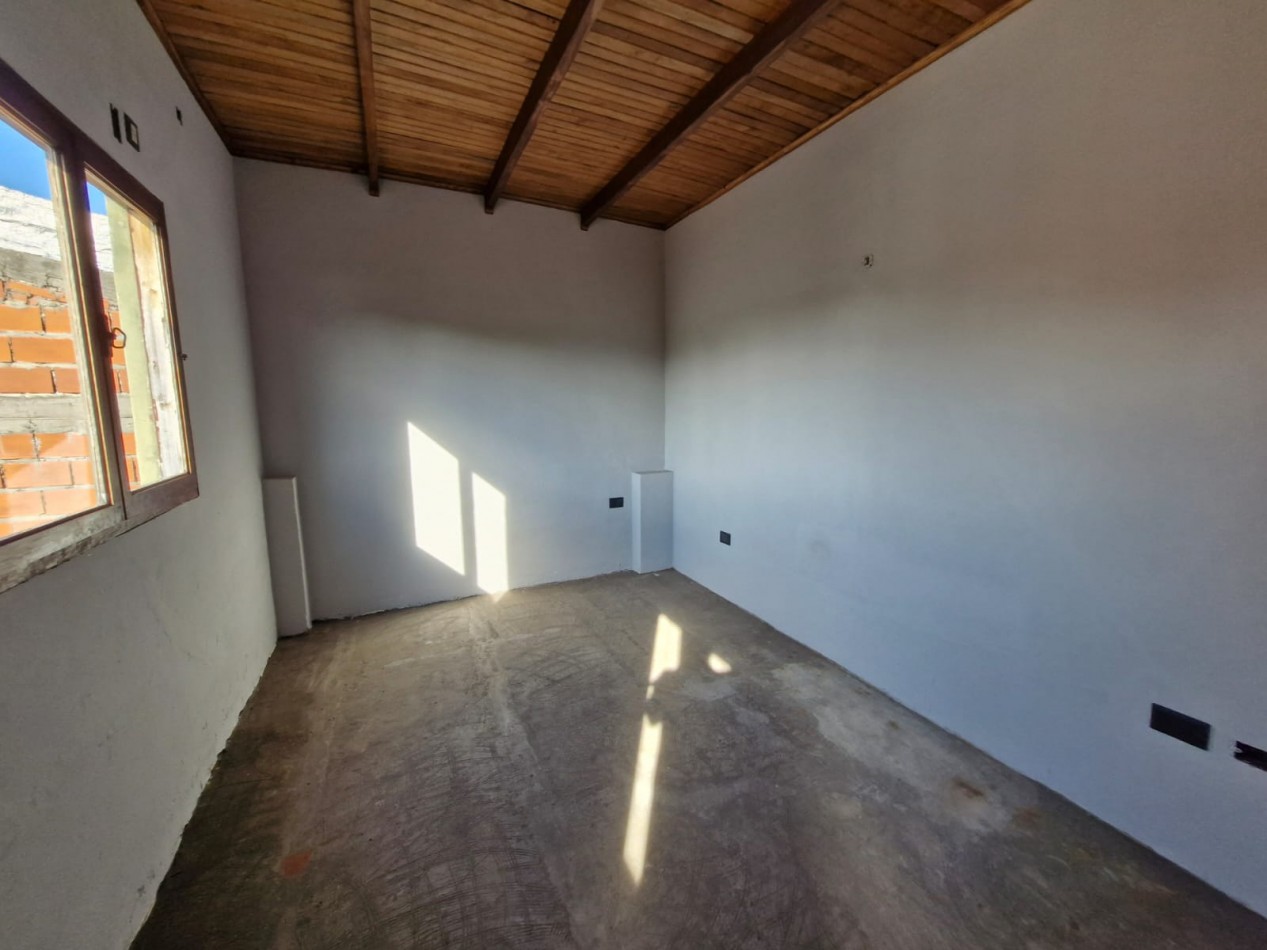 CASA EN VENTA DE 5 AMBIENTES CON JARDIN, AMPLIO FONDO LIBRE Y DEPENDENCIA EN PLANTA ALTA - APTA CREDITO