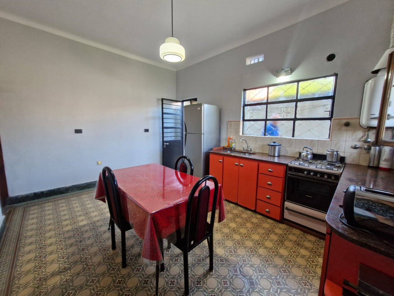 CASA EN VENTA DE 5 AMBIENTES CON JARDIN, AMPLIO FONDO LIBRE Y DEPENDENCIA EN PLANTA ALTA - APTA CREDITO