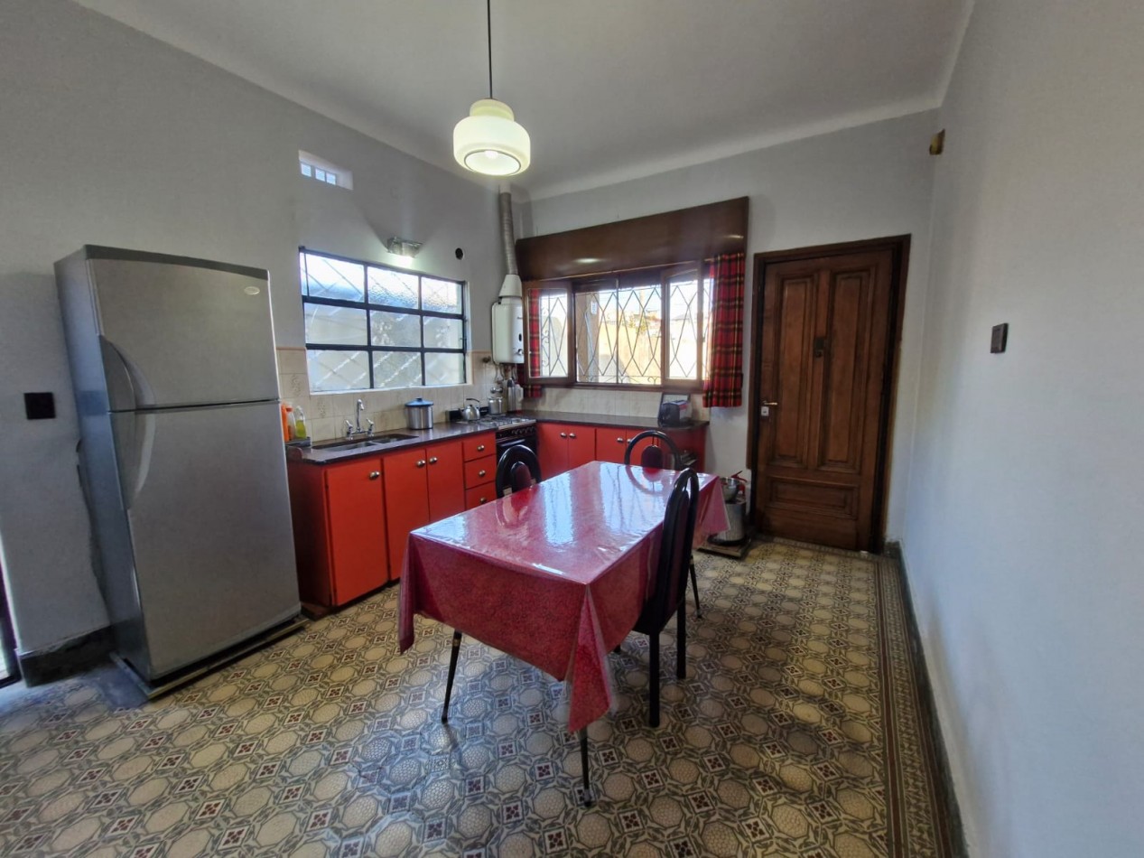 CASA EN VENTA DE 5 AMBIENTES CON JARDIN, AMPLIO FONDO LIBRE Y DEPENDENCIA EN PLANTA ALTA - APTA CREDITO