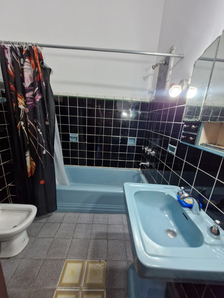 CASA EN VENTA DE 5 AMBIENTES CON JARDIN, AMPLIO FONDO LIBRE Y DEPENDENCIA EN PLANTA ALTA - APTA CREDITO
