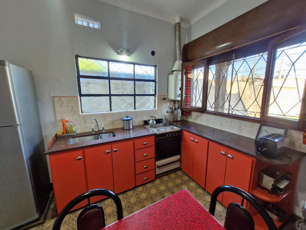CASA EN VENTA DE 5 AMBIENTES CON JARDIN, AMPLIO FONDO LIBRE Y DEPENDENCIA EN PLANTA ALTA - APTA CREDITO