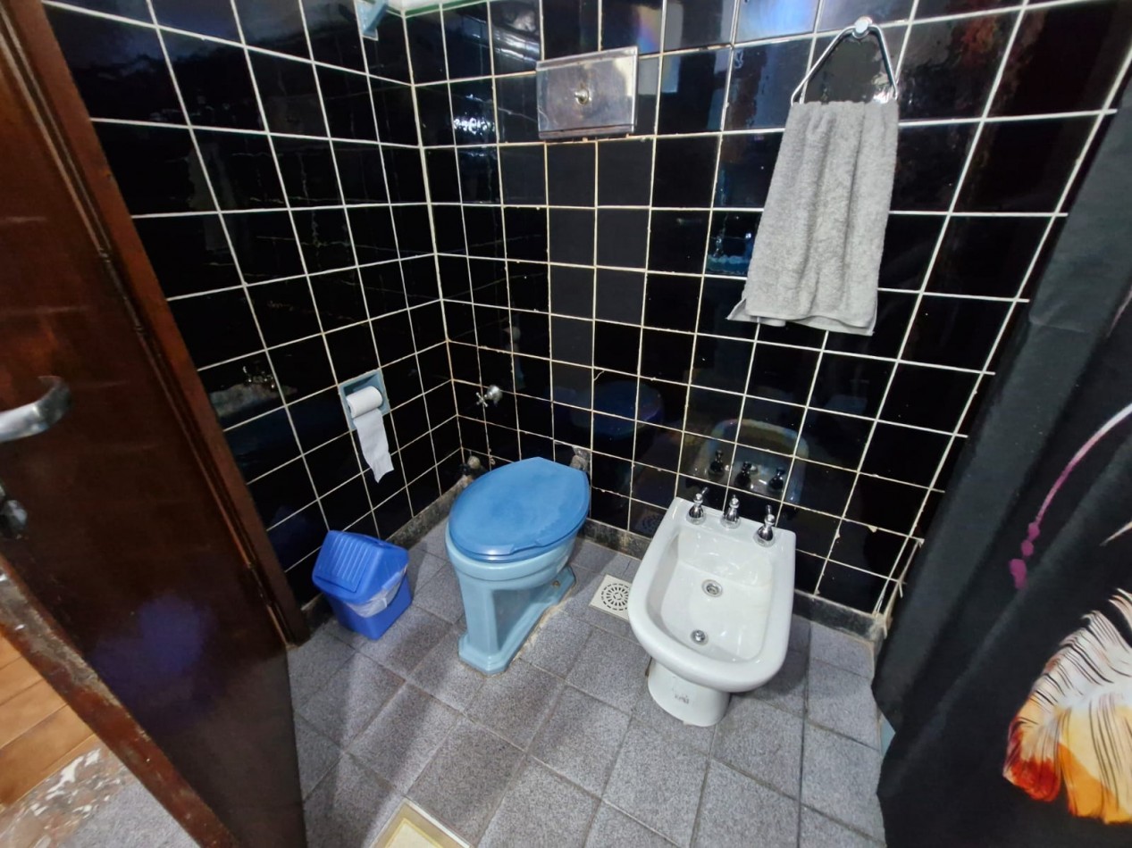 CASA EN VENTA DE 5 AMBIENTES CON JARDIN, AMPLIO FONDO LIBRE Y DEPENDENCIA EN PLANTA ALTA - APTA CREDITO