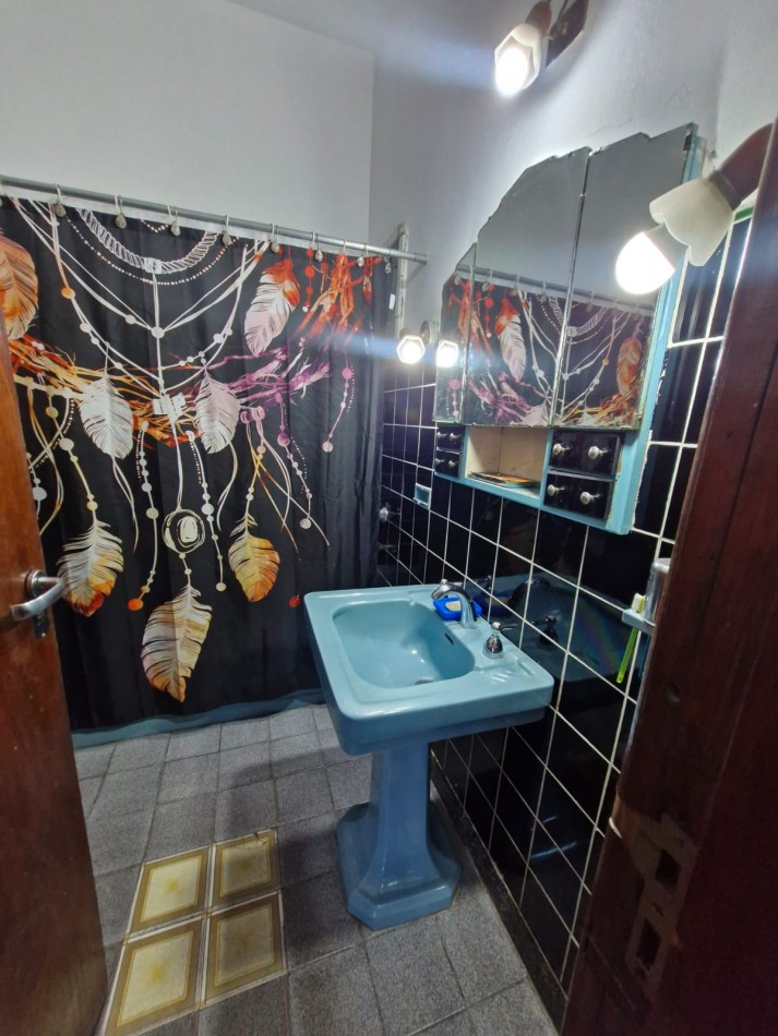 CASA EN VENTA DE 5 AMBIENTES CON JARDIN, AMPLIO FONDO LIBRE Y DEPENDENCIA EN PLANTA ALTA - APTA CREDITO