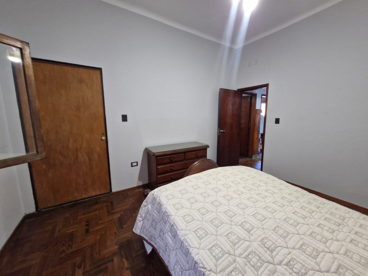 CASA EN VENTA DE 5 AMBIENTES CON JARDIN, AMPLIO FONDO LIBRE Y DEPENDENCIA EN PLANTA ALTA - APTA CREDITO