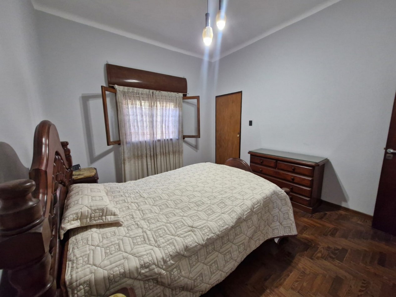 CASA EN VENTA DE 5 AMBIENTES CON JARDIN, AMPLIO FONDO LIBRE Y DEPENDENCIA EN PLANTA ALTA - APTA CREDITO