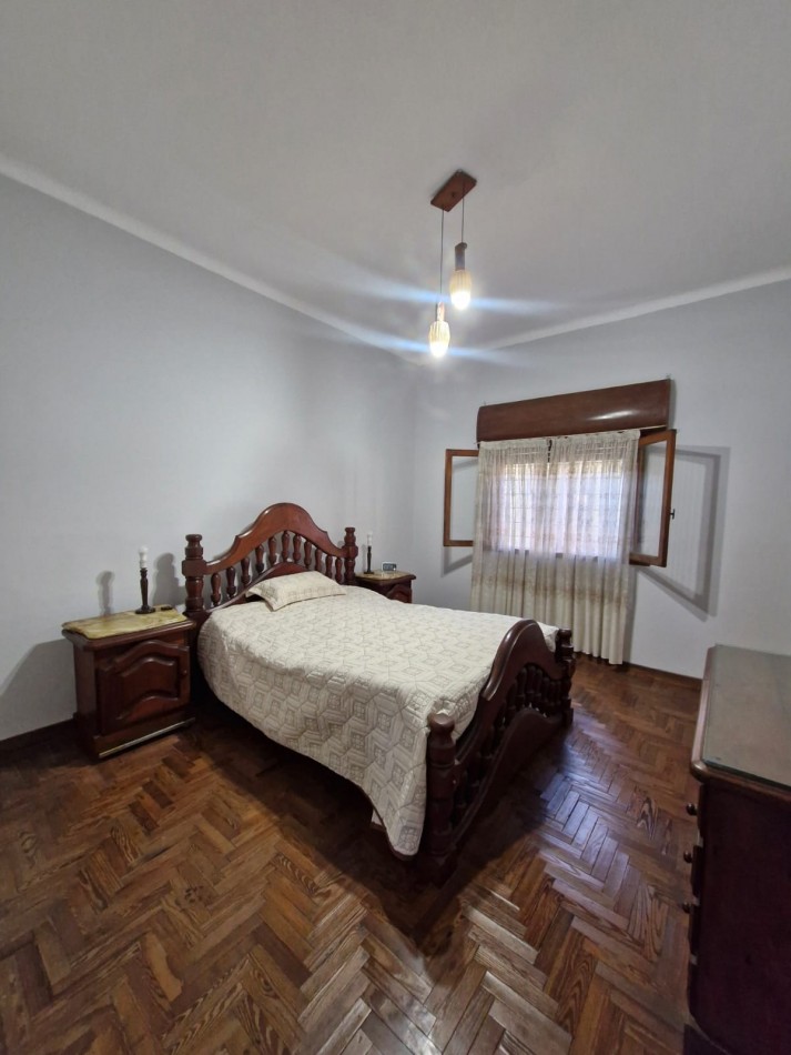 CASA EN VENTA DE 5 AMBIENTES CON JARDIN, AMPLIO FONDO LIBRE Y DEPENDENCIA EN PLANTA ALTA - APTA CREDITO