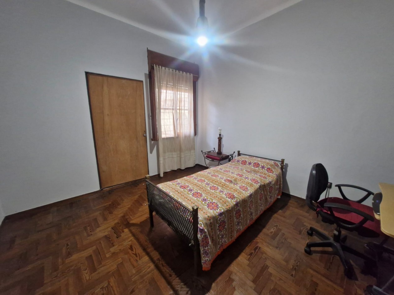 CASA EN VENTA DE 5 AMBIENTES CON JARDIN, AMPLIO FONDO LIBRE Y DEPENDENCIA EN PLANTA ALTA - APTA CREDITO