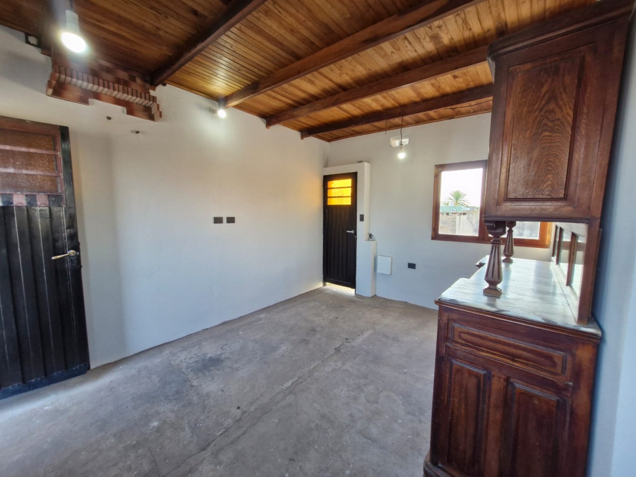 CASA EN VENTA DE 5 AMBIENTES CON JARDIN, AMPLIO FONDO LIBRE Y DEPENDENCIA EN PLANTA ALTA - APTA CREDITO