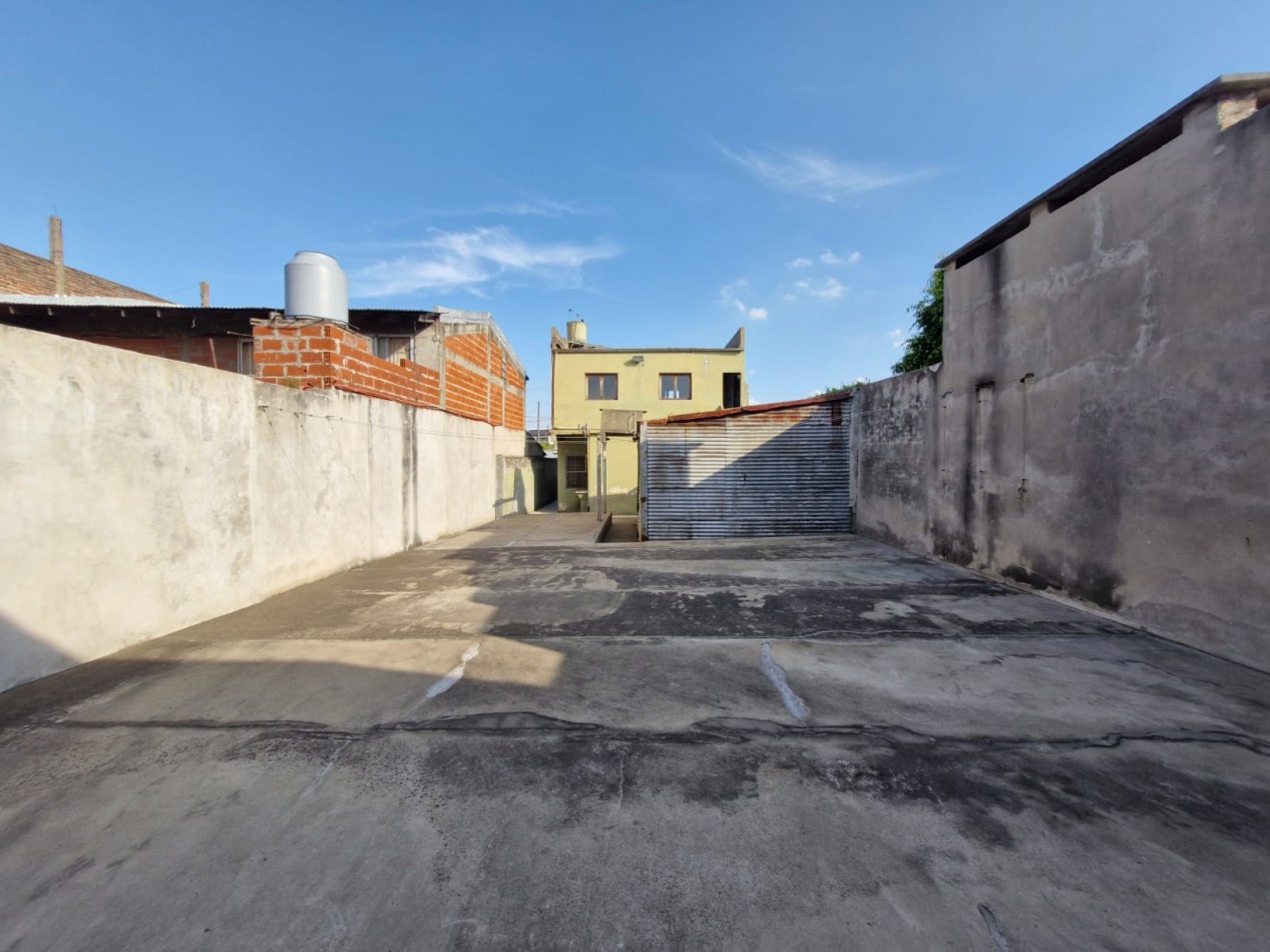 CASA EN VENTA DE 5 AMBIENTES CON JARDIN, AMPLIO FONDO LIBRE Y DEPENDENCIA EN PLANTA ALTA - APTA CREDITO