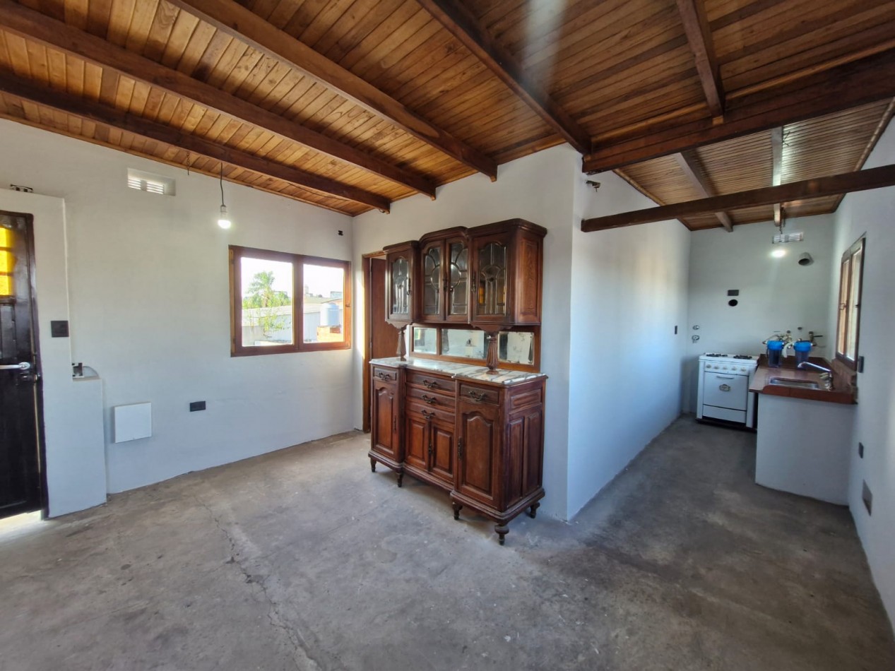 CASA EN VENTA DE 5 AMBIENTES CON JARDIN, AMPLIO FONDO LIBRE Y DEPENDENCIA EN PLANTA ALTA - APTA CREDITO