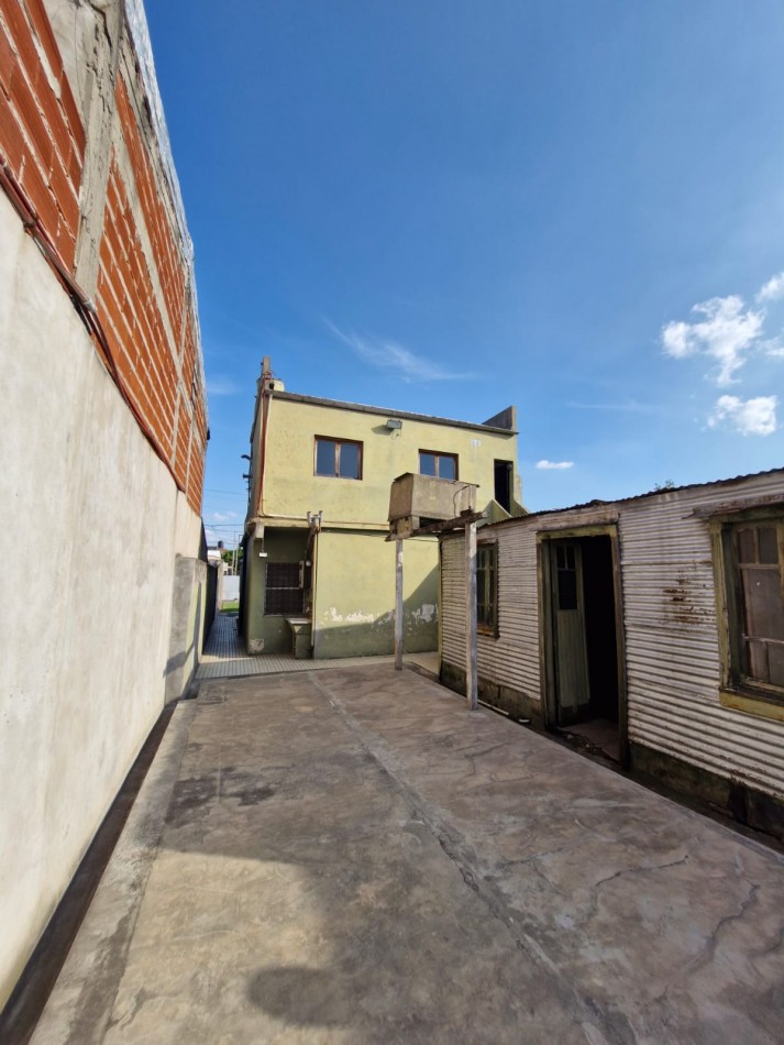 CASA EN VENTA DE 5 AMBIENTES CON JARDIN, AMPLIO FONDO LIBRE Y DEPENDENCIA EN PLANTA ALTA - APTA CREDITO