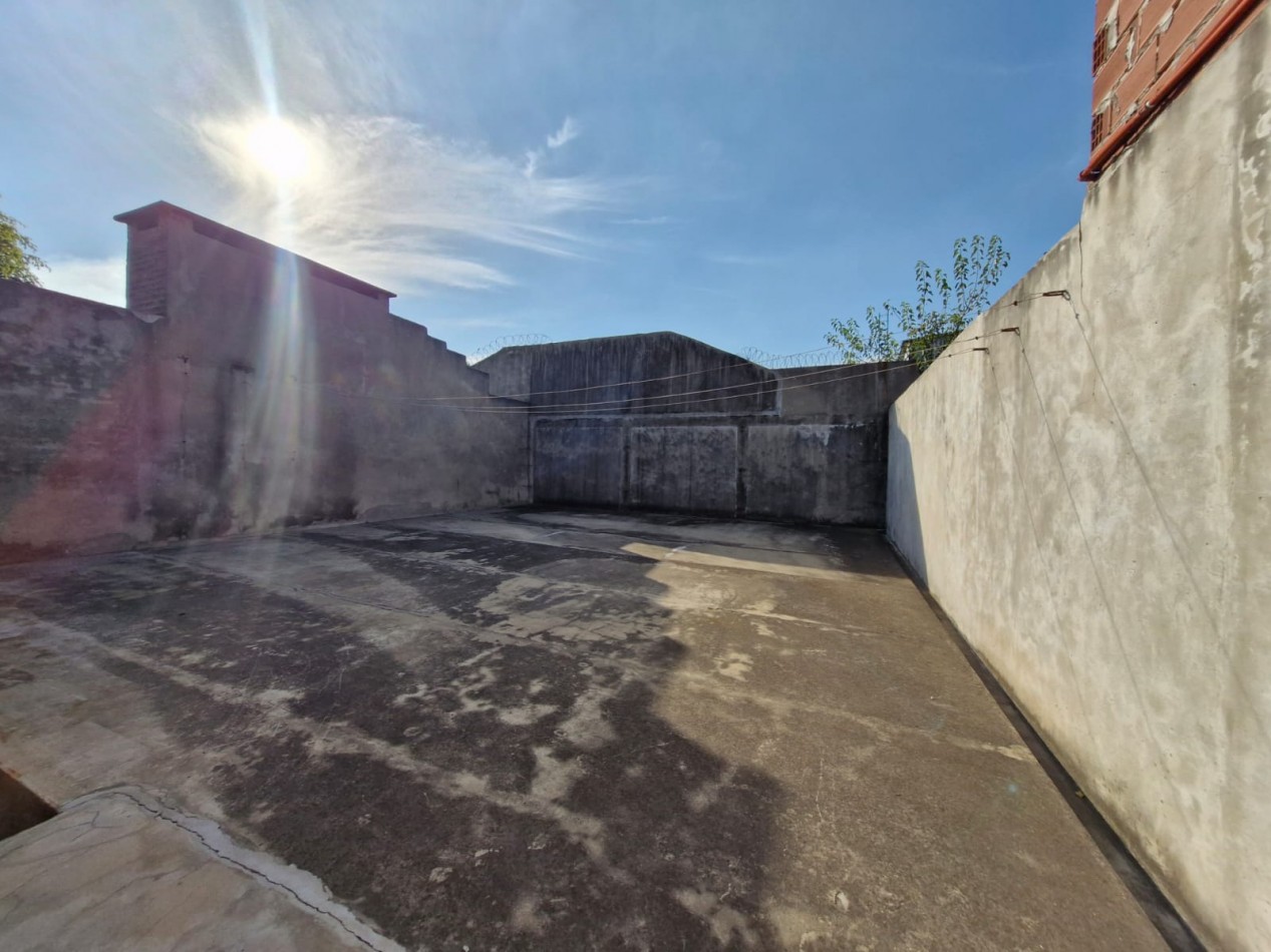 CASA EN VENTA DE 5 AMBIENTES CON JARDIN, AMPLIO FONDO LIBRE Y DEPENDENCIA EN PLANTA ALTA - APTA CREDITO