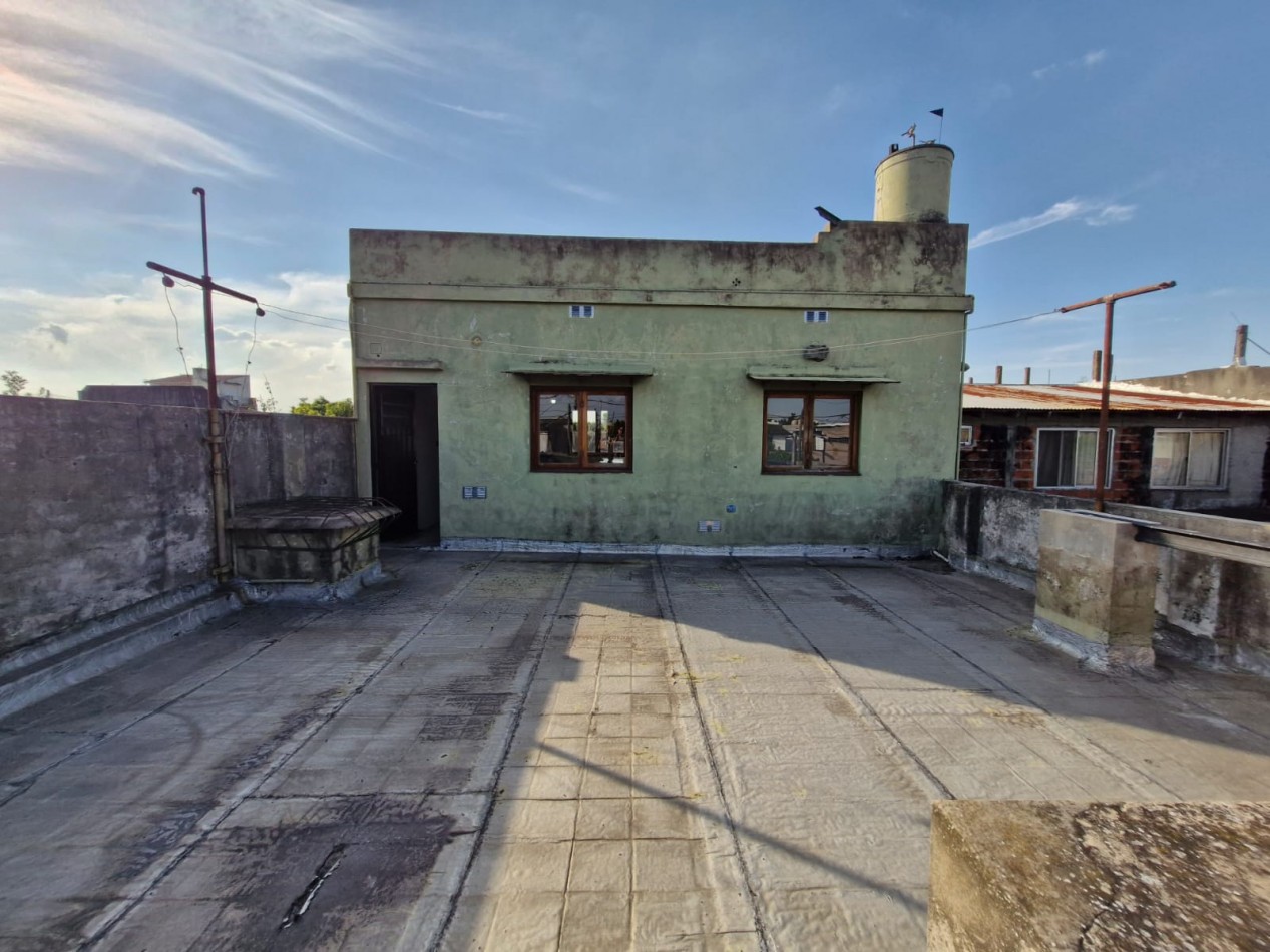 CASA EN VENTA DE 5 AMBIENTES CON JARDIN, AMPLIO FONDO LIBRE Y DEPENDENCIA EN PLANTA ALTA - APTA CREDITO