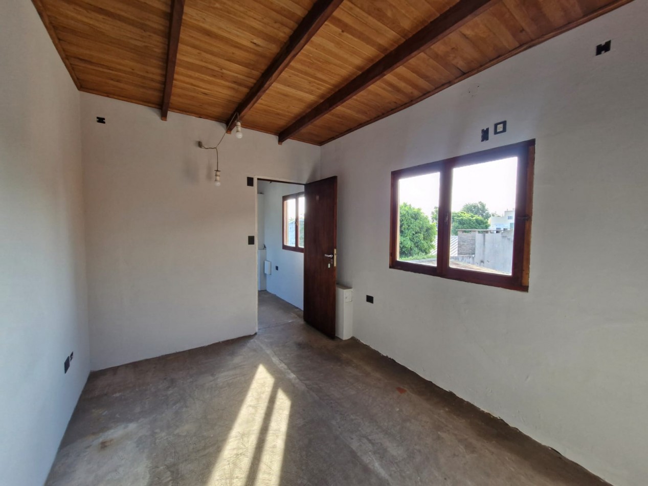 CASA EN VENTA DE 5 AMBIENTES CON JARDIN, AMPLIO FONDO LIBRE Y DEPENDENCIA EN PLANTA ALTA - APTA CREDITO