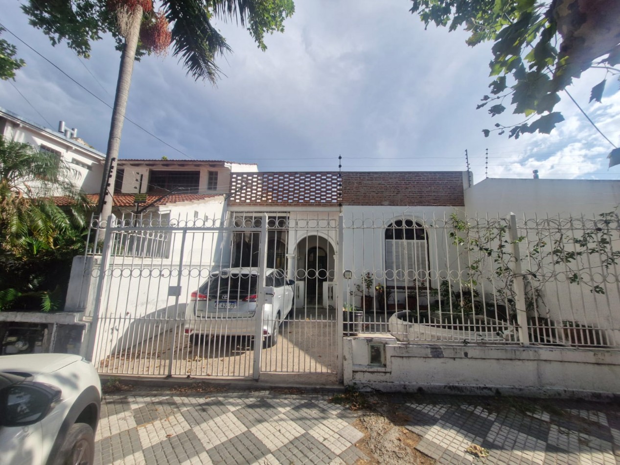 IMPORTANTE CASA DE 5 AMBIENTES EN VENTA EN BANFIELD. APTA CREDITO.