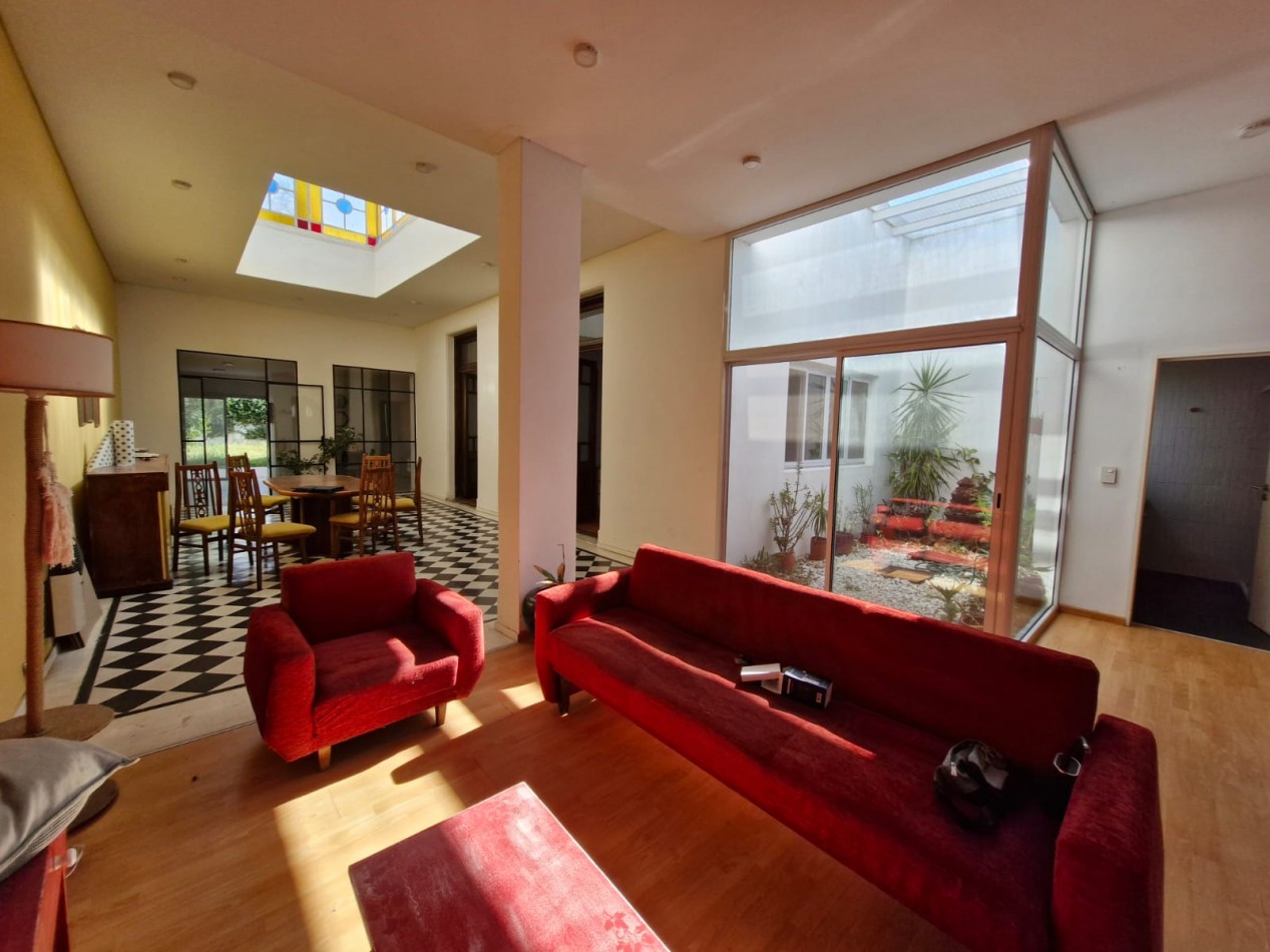 IMPORTANTE CASA DE 5 AMBIENTES EN VENTA EN BANFIELD. APTA CREDITO.