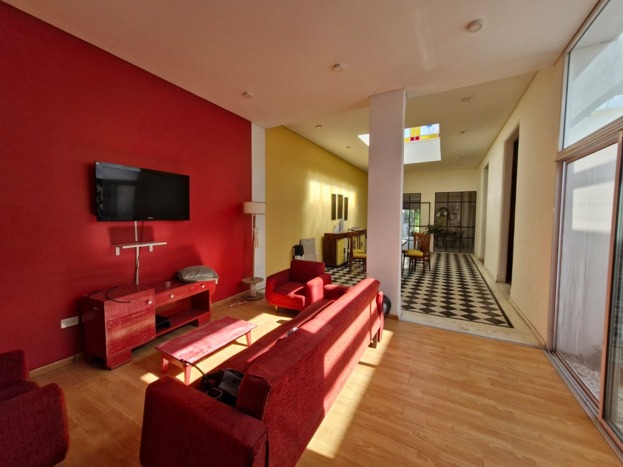 IMPORTANTE CASA DE 5 AMBIENTES EN VENTA EN BANFIELD. APTA CREDITO.