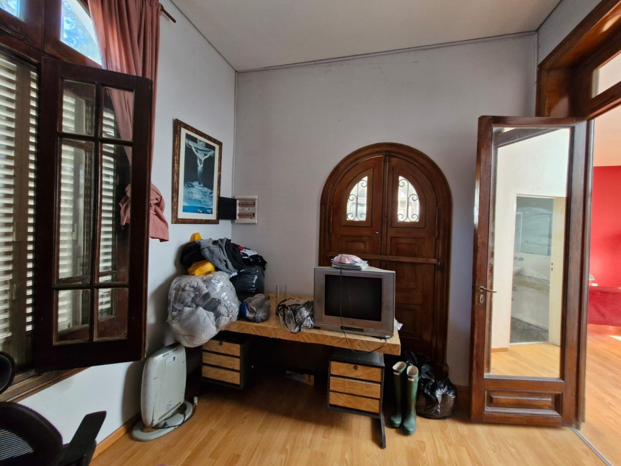 IMPORTANTE CASA DE 5 AMBIENTES EN VENTA EN BANFIELD. APTA CREDITO.