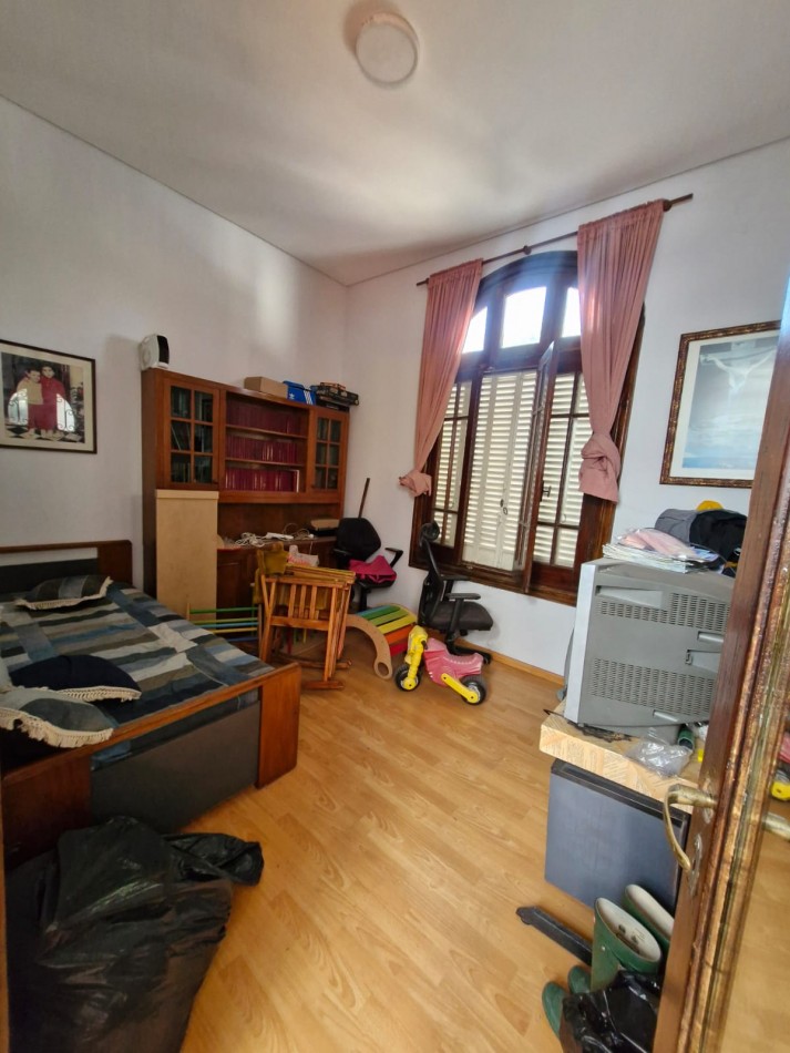 IMPORTANTE CASA DE 5 AMBIENTES EN VENTA EN BANFIELD. APTA CREDITO.