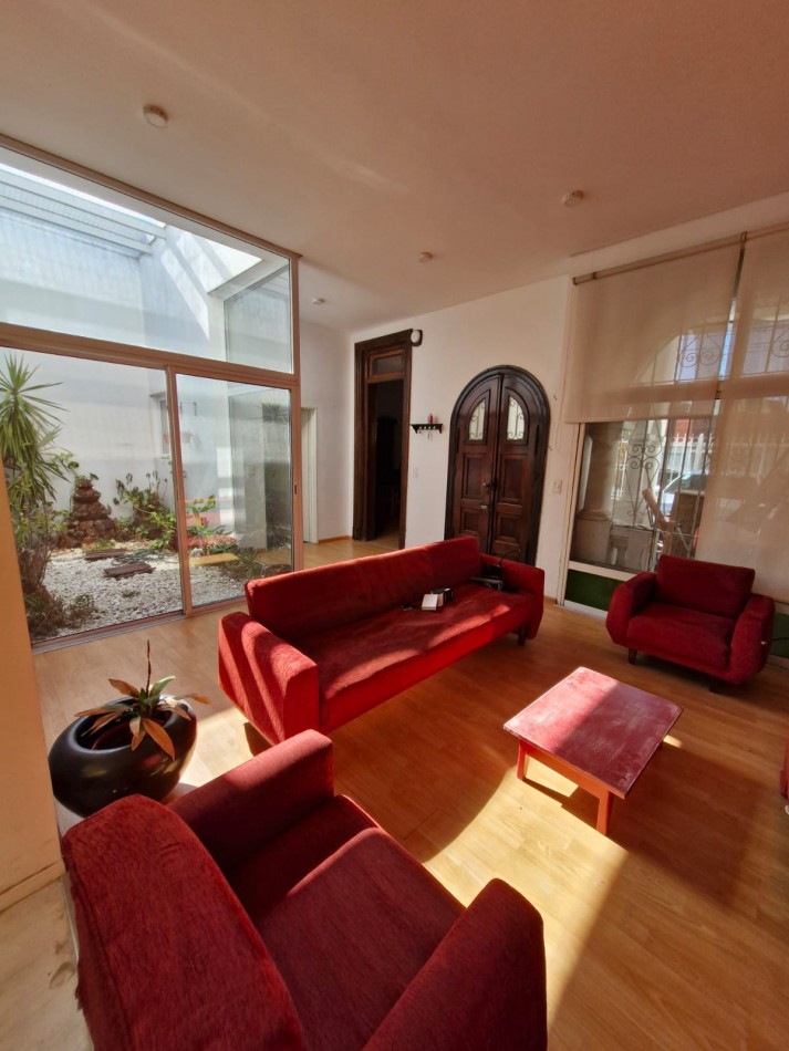IMPORTANTE CASA DE 5 AMBIENTES EN VENTA EN BANFIELD. APTA CREDITO.