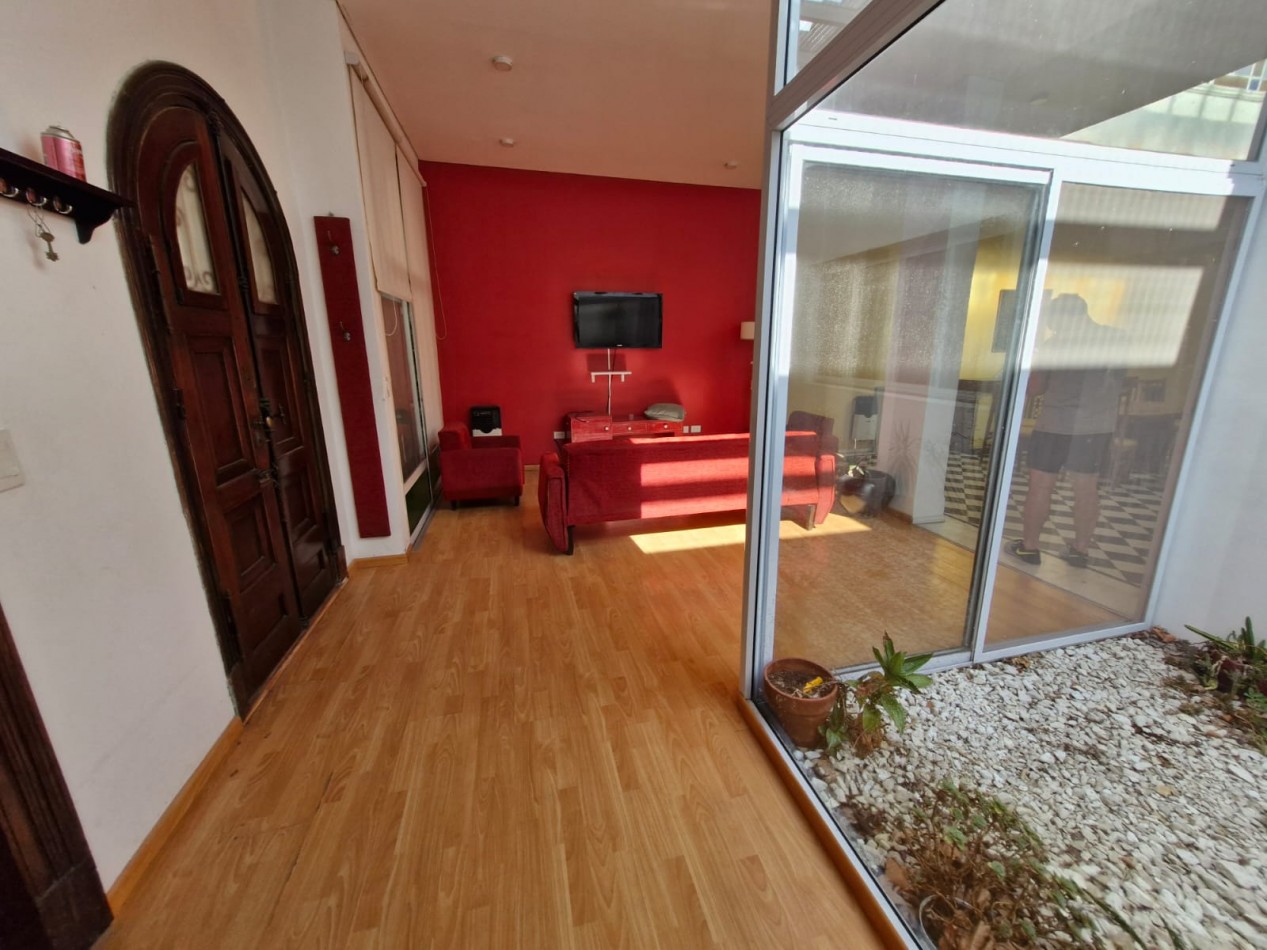 IMPORTANTE CASA DE 5 AMBIENTES EN VENTA EN BANFIELD. APTA CREDITO.