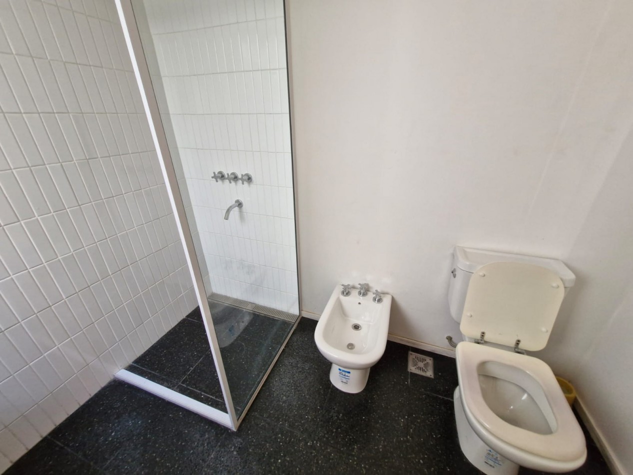 IMPORTANTE CASA DE 5 AMBIENTES EN VENTA EN BANFIELD. APTA CREDITO.