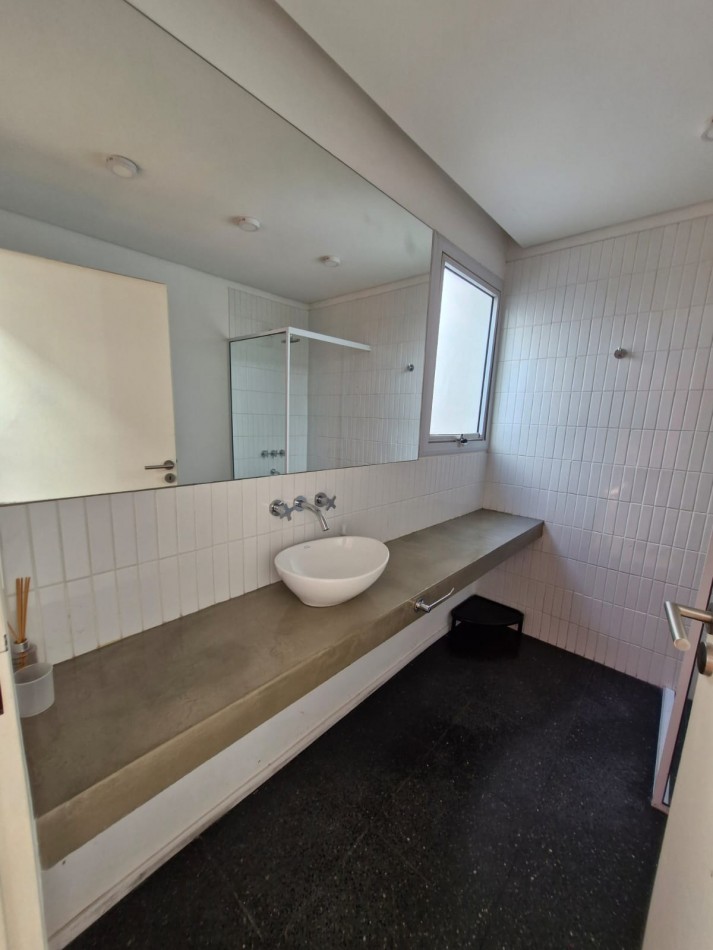 IMPORTANTE CASA DE 5 AMBIENTES EN VENTA EN BANFIELD. APTA CREDITO.