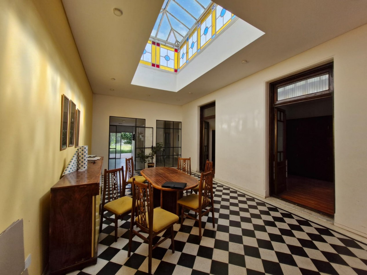IMPORTANTE CASA DE 5 AMBIENTES EN VENTA EN BANFIELD. APTA CREDITO.