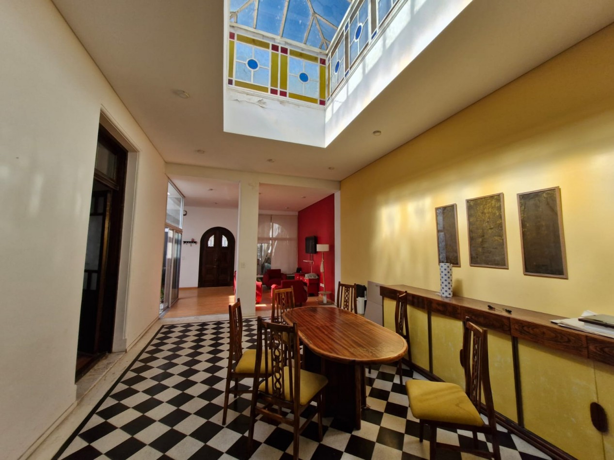IMPORTANTE CASA DE 5 AMBIENTES EN VENTA EN BANFIELD. APTA CREDITO.