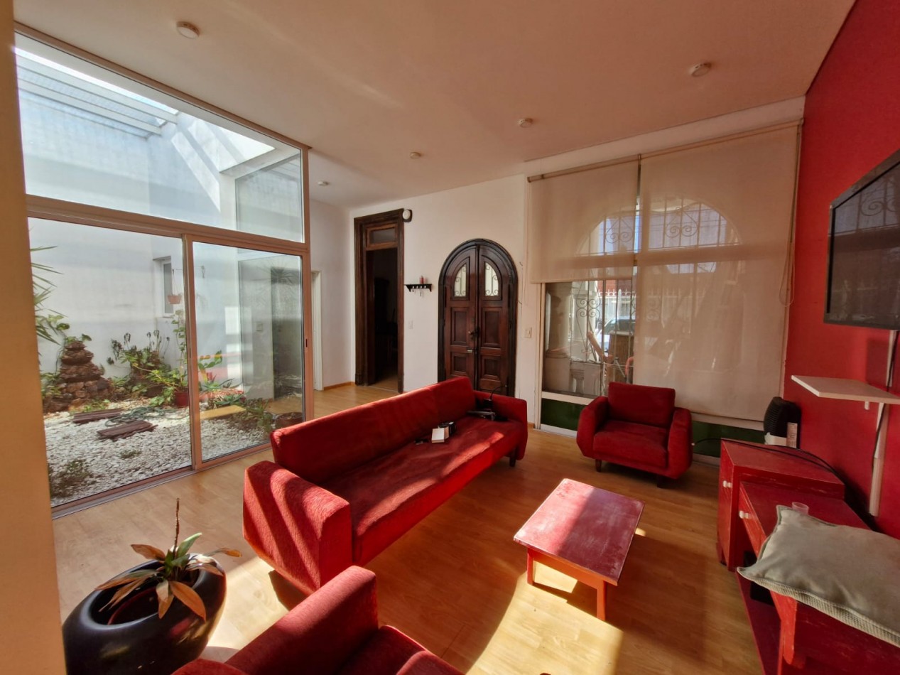 IMPORTANTE CASA DE 5 AMBIENTES EN VENTA EN BANFIELD. APTA CREDITO.
