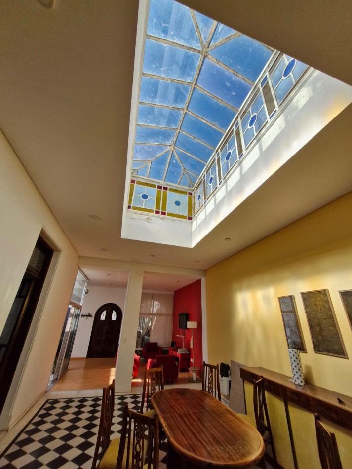 IMPORTANTE CASA DE 5 AMBIENTES EN VENTA EN BANFIELD. APTA CREDITO.