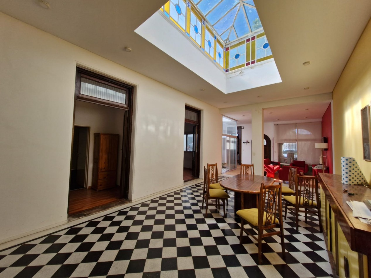 IMPORTANTE CASA DE 5 AMBIENTES EN VENTA EN BANFIELD. APTA CREDITO.