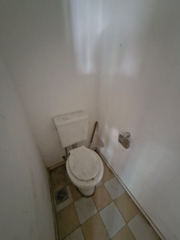 IMPORTANTE CASA DE 5 AMBIENTES EN VENTA EN BANFIELD. APTA CREDITO.