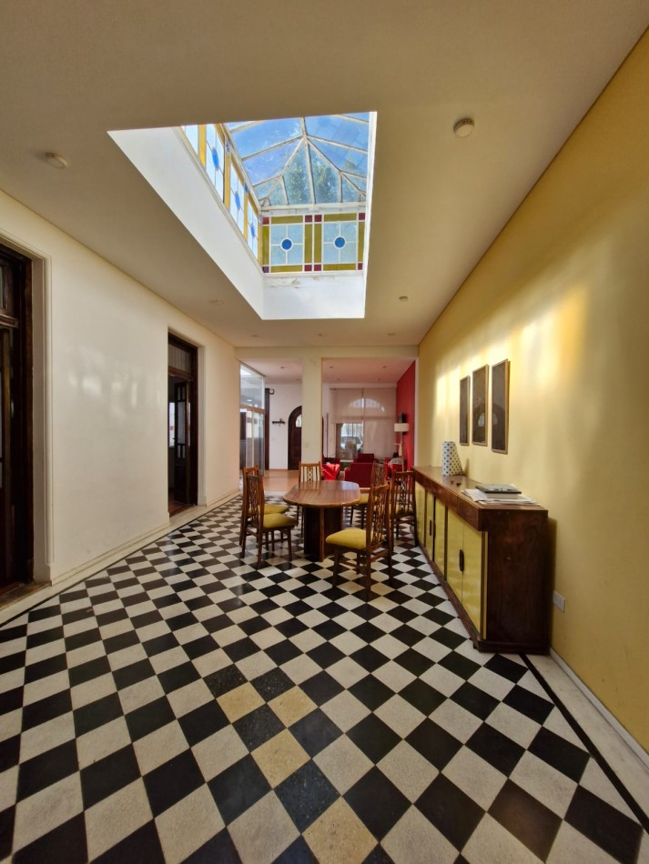 IMPORTANTE CASA DE 5 AMBIENTES EN VENTA EN BANFIELD. APTA CREDITO.