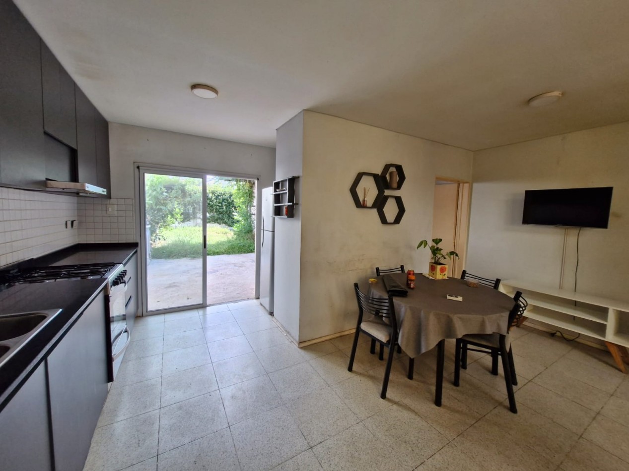 IMPORTANTE CASA DE 5 AMBIENTES EN VENTA EN BANFIELD. APTA CREDITO.